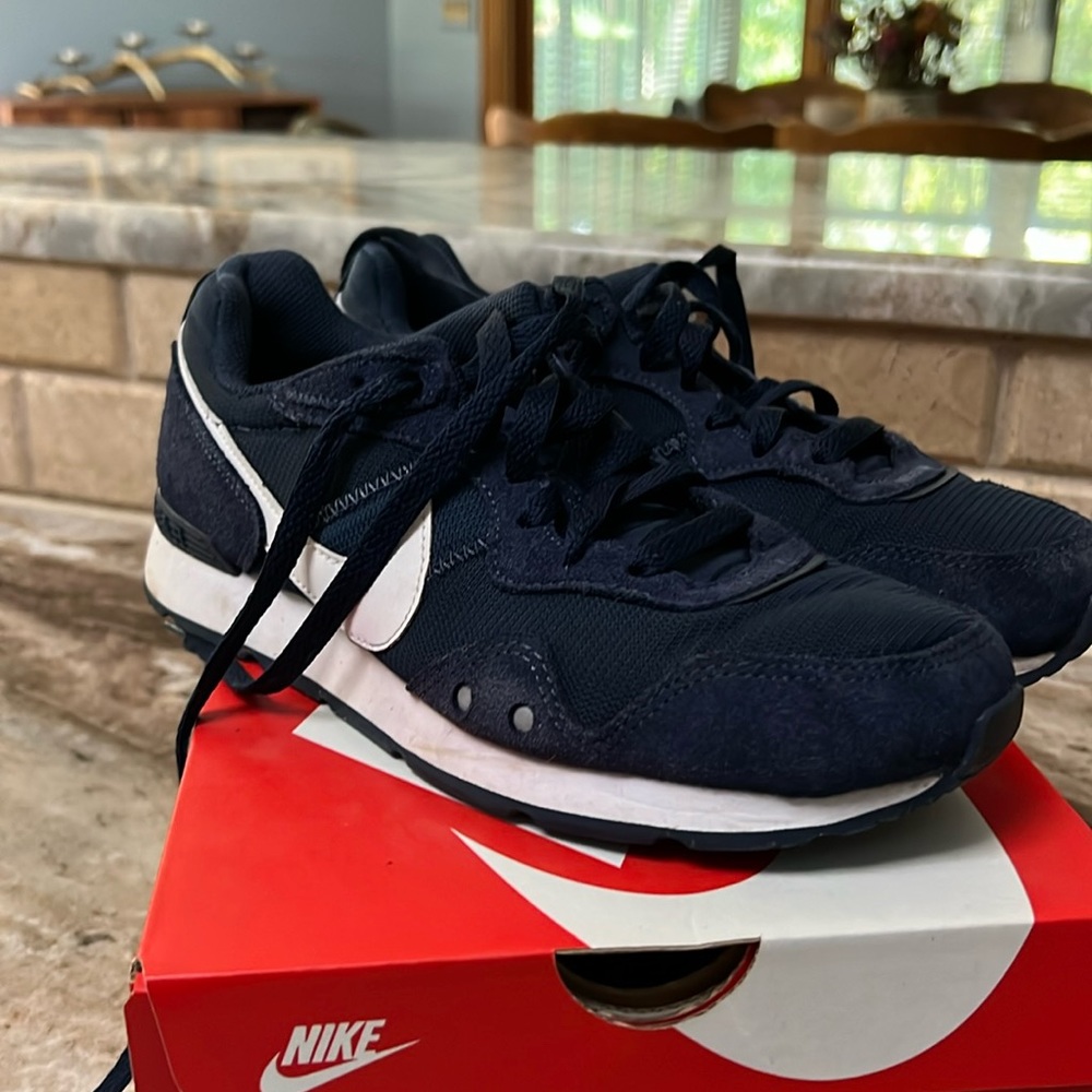 Nike venture runner W8.5/ M7